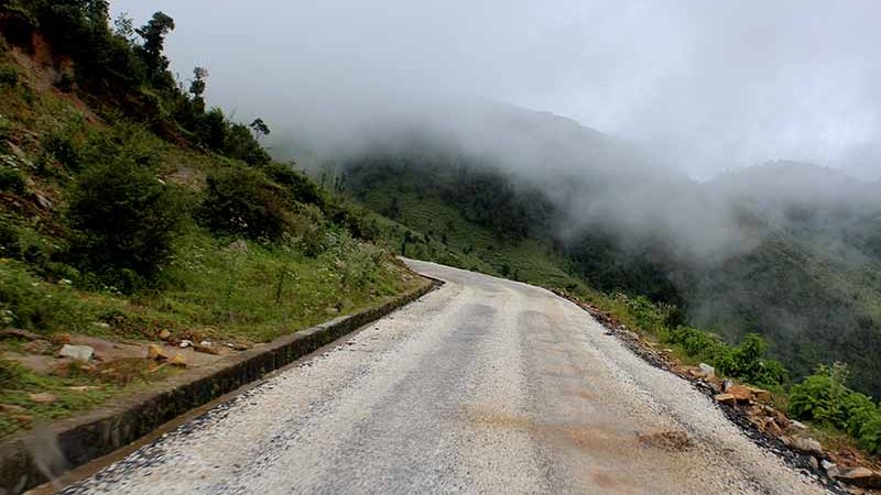 गाडीमा हुँइकिदै सगरमाथा  -चक्र कार्की