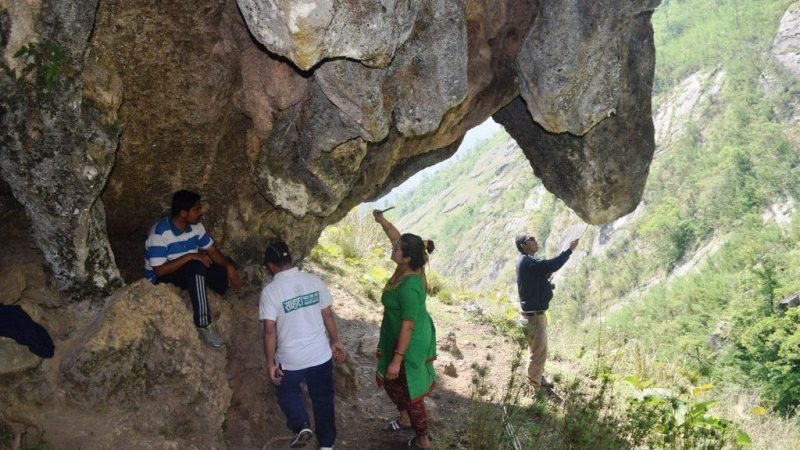 पहाडको टुप्पोमा बाजा बज्ने ढुङ्गा !