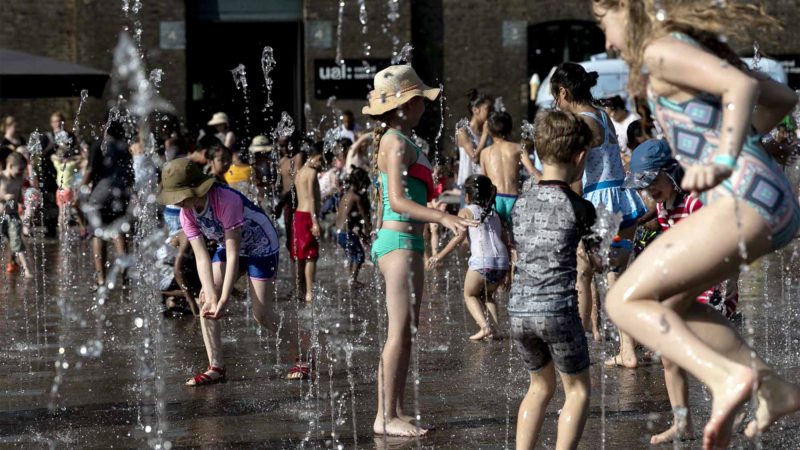 (190629) — LONDON, June 29, 2019 (Xinhua) — Children play on a square fountain in London, Britain, on June 29, 2019. Temperatures soared in the UK on Saturday as the island country saw its hottest day of the year. A scorching 34 degrees Celsius was recorded at Heathrow and elsewhere in west London, making it one of the warmest June days for about 40 years, the Met Office said. (Xinhua/Han Yan)