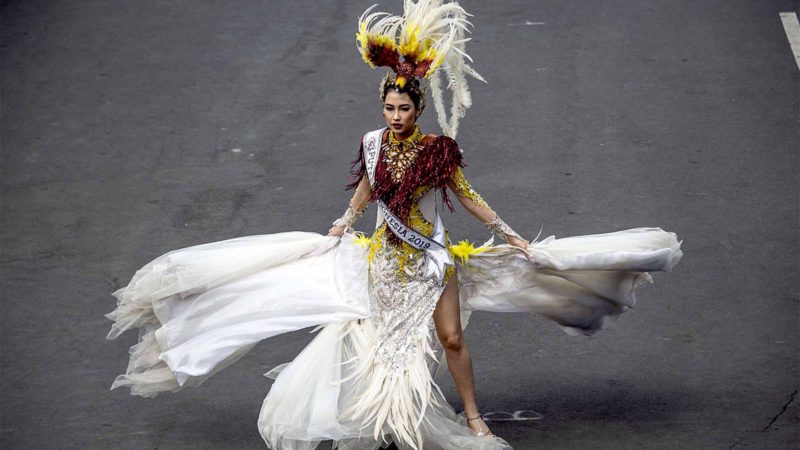 This picture taken in Jember on August 4, 2019 shows an Indonesian model displaying costume creations during the Jember Fashion Carnaval (JFC) in Jember. (Photo by JUNI KRISWANTO / AFP)