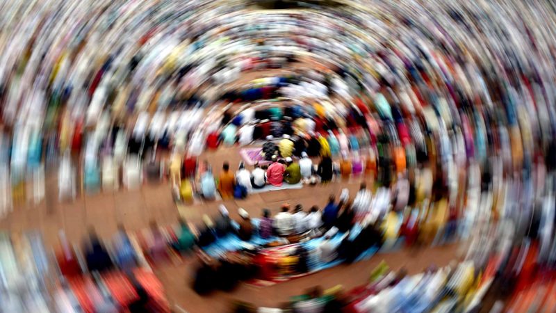 Indian Muslim devotees sit after offering prayers during Eid al-Adha at Jama Masjid in New Delhi on August 12, 2019. - Muslims are celebrating Eid al-Adha (the feast of sacrifice), the second of two Islamic holidays celebrated worldwide marking the end of the annual pilgrimage or Hajj to the Saudi holy city of Mecca. (Photo by Money SHARMA / AFP)