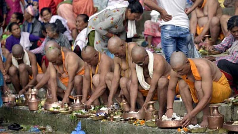 पितृदेवो भवः किन पूजिन्छन् पिता ?