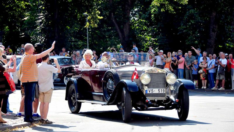 (190817) -- RIGA, Aug. 17, 2019 (Xinhua) -- An old-timer car is seen during a traditional car parade of Riga Retro 2019 in Riga, Latvia, on Aug. 17, 2019. The annual old-timer meeting Riga Retro 2019 organized by Antique Automobile Club of Latvia and Riga Motor Museum kicked off here on Saturday. More than 100 antique vehicles of different periods of time and styles took part in the event. (Photo by Janis/Xinhua)