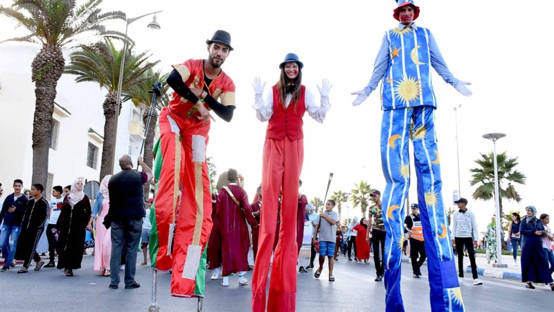 (190802) -- EL JADIDA (MOROCCO), Aug. 2, 2019 (Xinhua) -- Performers on stilts participate in the opening parade of the 2019 Jawhara Festival in El Jadida, Morocco, on Aug. 2, 2019.
 Jawhara Festival is an annual culture event in Morocco, featuring participation of artists and musicians from different countries. (Photo by Chadi/Xinhua)