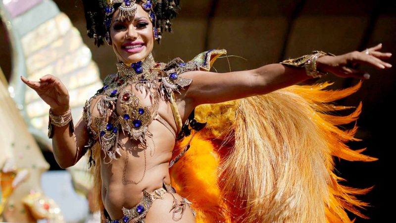 LONDON -- A reveller performs during a parade of the 2019 Notting Hill Carnival in London, Britain, on Aug. 26, 2019. Originated in the 1960s, the carnival is a way for Afro-Caribbean communities to celebrate their cultures and traditions. Xinhua/RSS.