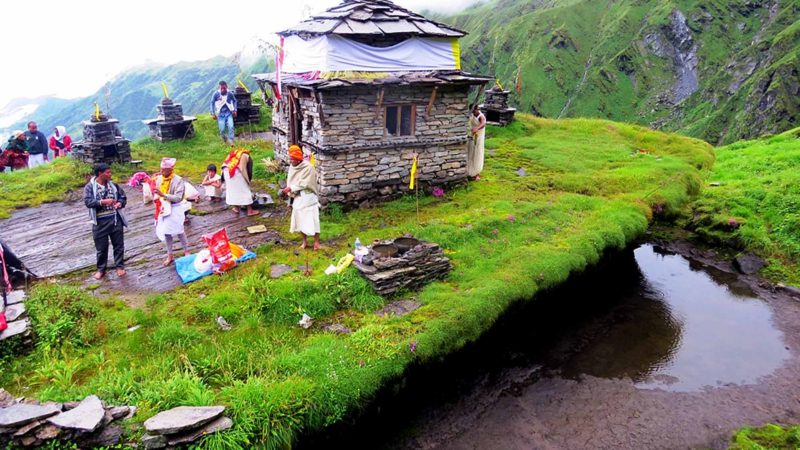 म्याग्दी रघुगंगा गाउँपालिका–८ स्थित तलाउमाथि डुङगा आकारको ढुङगामाथि अवस्थित एक प्रसिद्द  रिखार मन्दिर छ  । यहां ऋषिहरुले तपस्या गरेको धार्मिक मान्यता रहेको छ । तस्वीर : कमल खत्री