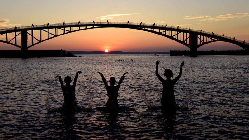 (190828) -- BEIJING, Aug. 28, 2019 (Xinhua) -- Visitors frolic at a beach in Penghu, southeast China's Taiwan, Aug. 27, 2019. (Xinhua/Zhu Xiang)