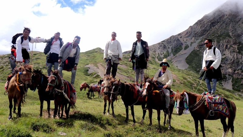 मनाङको महत्वपुर्ण पर्व यार्तुङ अर्थात घोडा दौडलाई निरन्तरता दिँदै यहाँका युवाहरुले बर्सेनि यस पर्व मनाउने गर्दछन । गाउँमा खम्वमा ध्वजा बाँधेर शुरु हुने यस पर्व निरन्तर पाँच दिनसम्म रहन्छ । तस्वीर : नवीन लामछान