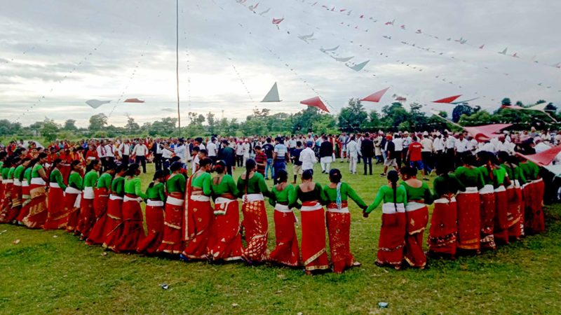 कञ्चनपुरको शुक्लाफाँटा नगरपालिकाâ€“११ अमरपुरमा आइतबार अछाम सेवा समाजले आयोजना गरेका देउडा कार्यक्रममा देउडा खेल्दै महिला । गौरा पर्वको आगमनसँग सुदूरपश्चिम क्षेत्रमा देउडाको रौनक छाएको छ ।  तस्वीर : राजेन्द्रप्रसाद पनेरु