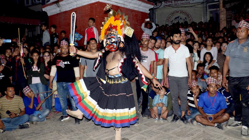 गाईजात्राको अवसरमा आइतबार राति मध्यपुर थिमि बालकुमारी मन्दिर परिसरमा ऐतिहासिक लायकू भैलः (लायकू भैरब) नाच प्रदर्शनी गर्दै स्थानीय । यो नाचमा दुई भैरब, दुई दायगी र एक ज्यापुगचा रहने छ । विगत ४५ वर्ष वर्षदेखि आर्थिक लगायत विभिन्न कारणले प्रदर्शनी हुन नसेको लायकू भैलः चार वर्षदेखि निरन्तर प्रदर्शनीमा ल्याइएको छ । भैरव नाच गाईजात्राको भोलिपल्टदेखि चारदिनसम्म लायकू, दथुटोल, दिगुटोल, बालकुमारी, मरुटोललगायत क्षेत्रमा राति राति प्रदर्शनी गरिन्छ । तस्वीर : रत्न श्रेष्ठ, रासस ।