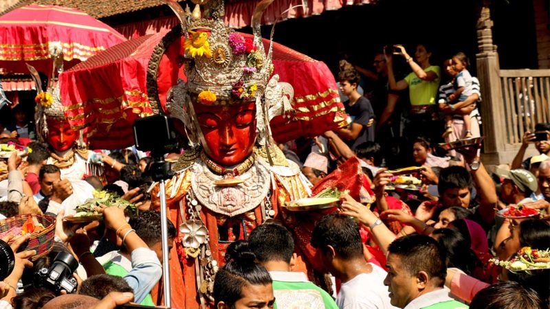 बौद्ध धर्मावलम्बीको महत्वपूर्ण पर्वका रुपमा रहेको पञ्चदानका अवसरमा बुधबार भक्तपुरमा दिपंकर बुद्धको मूर्ति नगर परिक्रमा गर्ने क्रममा भक्तजनको भीड । तस्वीर : रत्न श्रेष्ठ ।