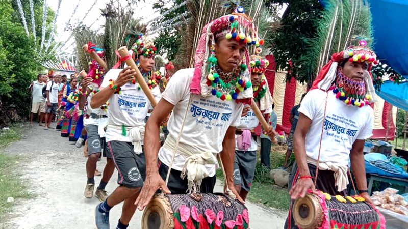 हरेरी महोत्सव मूल आयोजक समितीेले सोमबारबाट धनगढी उपमहानगरपालिका–५ जाँइमा आयोजना गरेको ‘हरेरी महोत्सव’ को उदघाटनका क्रममा महोत्सव स्थल तर्फ मंग्रवा नृत्य प्रस्तुत गरी प्रवेश गर्दै थारु कलाकार । तस्वीर: तिलकराज ओझा