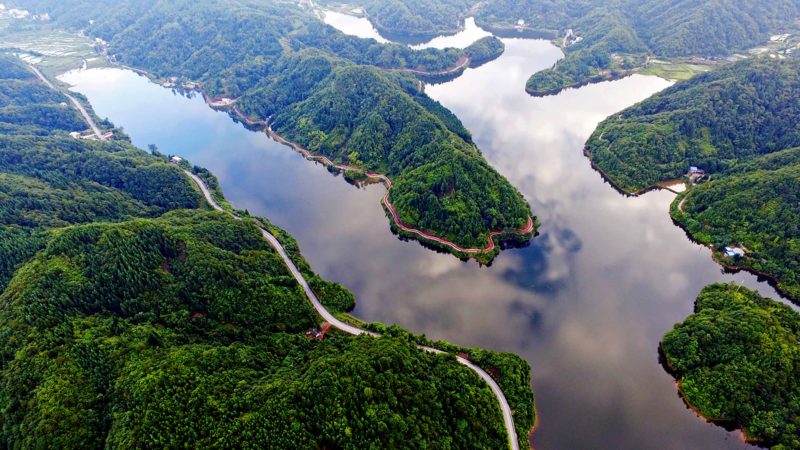 (190808) -- CHONGQING, Aug. 8, 2019 (Xinhua) -- Aerial photo taken on Aug. 7, 2019 shows the scenery of the Taiyang Lake in Shizhu Tujia Autonomous County, southwest China's Chongqing Municipality. Located southeast of the Huangshui National Forest Park, the Taiyang Lake covers an area of more than 3,300 mu (220 hectares).The average altitude of the lake reaches 1,450 meters above sea level. (Xinhua/Wang Quanchao)