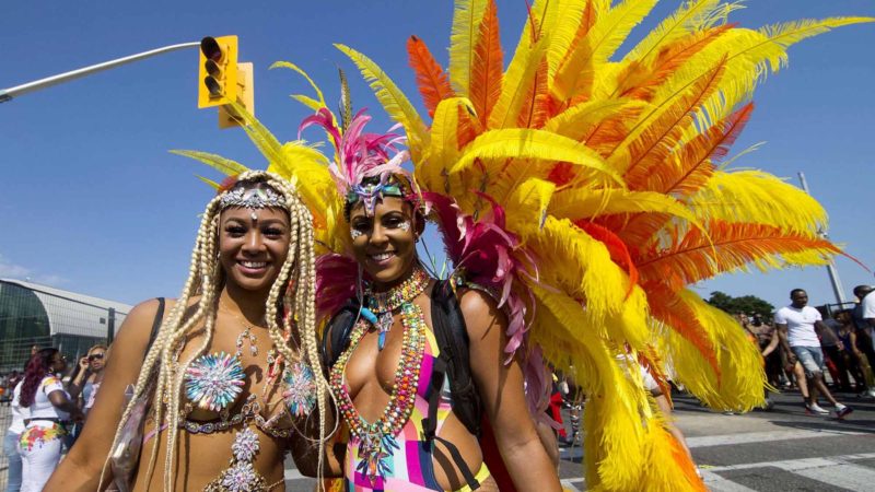 (190804) -- TORONTO, Aug. 4, 2019 (Xinhua) -- Dressed up revellers pose for photos during the 2019 Toronto Caribbean Carnival Grand Parade in Toronto, Canada, Aug. 3, 2019. People from near and far converged on the street for the annual Caribbean Carnival Grand Parade here on Saturday. (Xinhua/Zou Zheng)