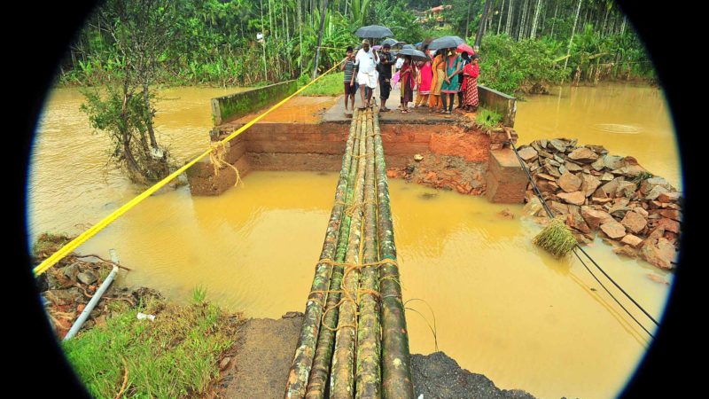 (190812) -- KERALA, Aug. 12, 2019 (Xinhua) -- People cross a flooded area through makeshift bamboo bridge in Wayanad of Kerala, India, Aug. 11, 2019. Around 115 people have died over the past three days in a fresh spate of floods in India, this time in several states located along the western coast, including Kerala, Karnataka, Maharashtra, and Gujarat, said media reports on Sunday. 
 The worst-affected is the southern state of Kerala from where a maximum of 57 deaths have been reported over the past three days. (Str/Xinhua)