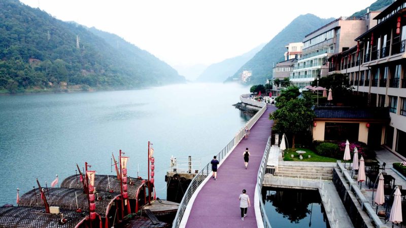 (190814) -- JIANDE, Aug. 14, 2019 (Xinhua) -- Aerial photo taken on Aug. 14, 2019 shows citizens running along the Xin'anjiang River in fog in Jiande City, east China's Zhejiang Province. (Xinhua/Weng Xinyang)