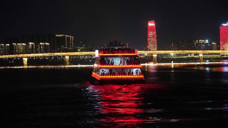 (190808) -- NANCHANG, Aug. 8, 2019 (Xinhua) -- Tourists enjoy the night view on a cruise in Nanchang, capital of east China's Jiangxi Province, Aug. 6, 2019. (Xinhua/Zhou Mi)