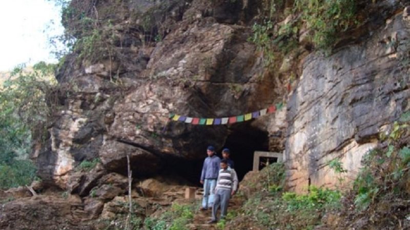 संरक्षणको पर्खाइमा देउराली गुफा