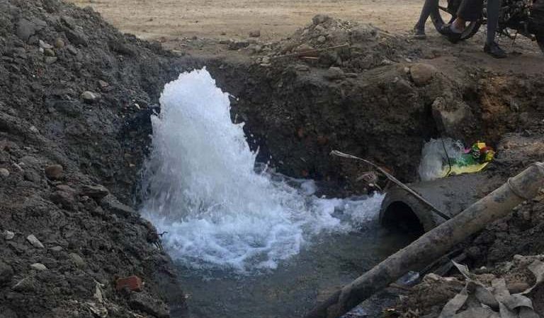 प्रधानमन्त्रीलाई बिना मगरले अनौठो तरिकाबाट  स्वागत गर्दै