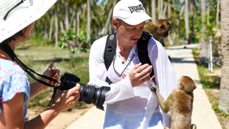 This photo taken on August 22, 2019 shows monkeys clinging to a tourist at Monkey Island in Nha Trang, central Vietnam. - Menacing macaques snatch bags of crisps, water bottles, cookies and crackers from uneasy tourists on Vietnam's Monkey Island, a popular attraction decried as cruel by activists calling for an end to animal tourism in Southeast Asia. Photo/RSS