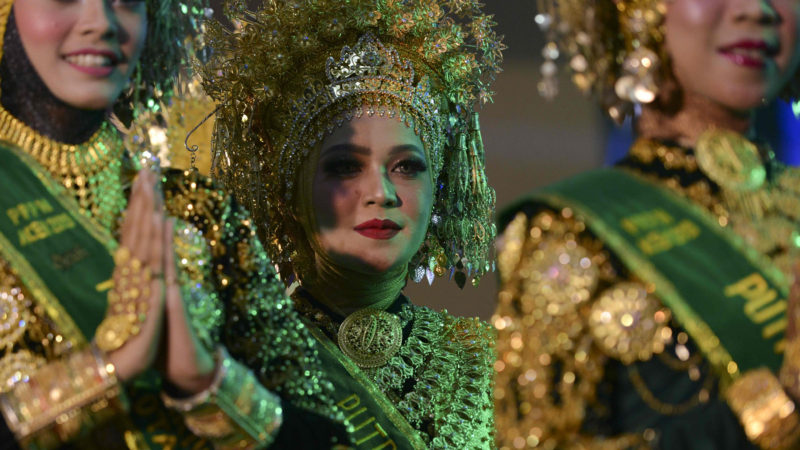 This picture taken on September 11, 2019 shows participants clad in traditional attire taking part in a tourism ambassador beauty pageant in Banda Aceh. (Photo by CHAIDEER MAHYUDDIN / AFP)