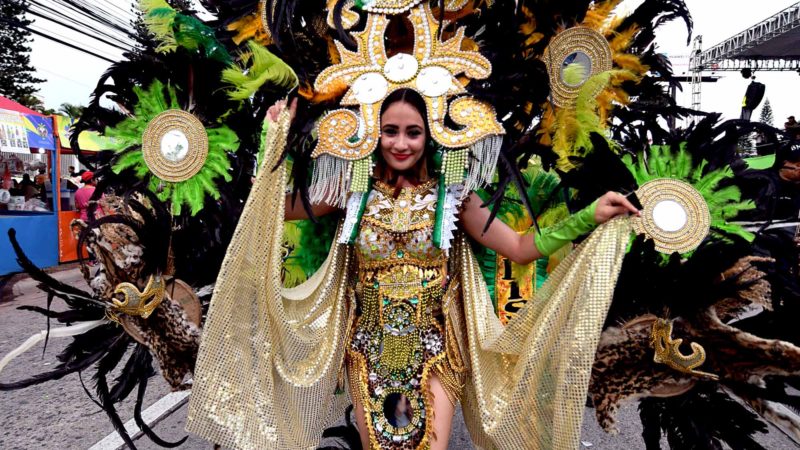 A dancer takes part in a carnival parade along Suyapa boulevard for the 441st anniversary of the foundation of Tegucigalpa on September 21, 2019. - The Honduran capital was founded by a group of Spanish miners in 1578 with the name of Real de Minas de San Miguel de Tegucigalpa. In indigenous language Tegucigalpa means "Silver Hills". (Photo by ORLANDO SIERRA / AFP)