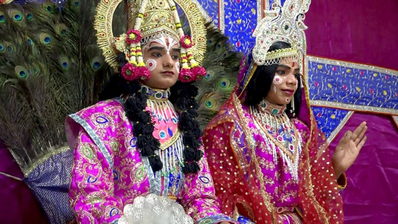 रामलीला मञ्चन गर्दै कलाकार राँझा, १३ असोज (रासस):नेपालगञ्जको साँस्कृतिक पहिचानको रुपमा रहेको ऐतिहासिक रामलीला मञ्चन गर्दै कलाकार । यो वर्ष रामलीलाको १५२ औैं संस्करण गए रातिदेखि प्रारम्भ भएको छ । तस्बिर: भेषराज बस्नेत