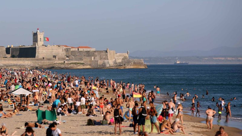 People cool off themselves on a beach during a hot afternoon in Cascais, near Lisbon, Portugal, on Sept. 4, 2019. Portugal's National Authority of Emergency and Civil Protection (ANEPC) has issued a red alert to 13 districts in the central and northern part of the country, due to expected high temperatures in the coming days and aggravated risk of fires.  Photo/RSS