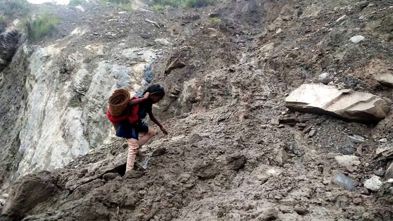 म्याग्दीको धवलागिरी गाउँपालिका ७ दाचौरमा पहिरोका कारण बाटो अवरुद्ध भएपछि जोखिम मोलेर पहिरो पार गर्दै स्थानीय बालिका । तस्वीर : ध्रुवबसागर शर्मा 