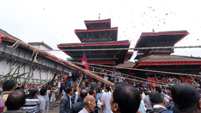 प्रत्येक वर्ष भाद्र शुक्ल द्वादशीका दिन हनुमानढोका परिसरमा इन्द्रध्वजा उठाउने परम्परा इन्द्रध्वजा मंगलबार बिहान इन्द्रध्वजा फराउँदै । इन्द्रध्वजा फराइएपछि एक हप्तासम्म इन्द्रजात्रा पर्व शुरु भएको मानिन्छ । यही भदौ २७ गते इन्द्रजात्रा परेको छ । तस्वीरः प्रदीपराज वन्त