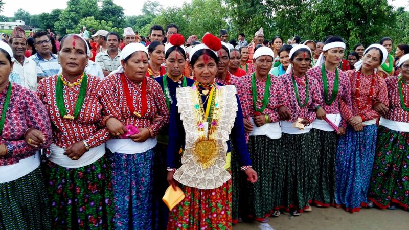 कञ्चनपुरको शुक्लाफाँटा नगरपालिका–९ मा परम्परागत पोशाकमा सजिएका महिलाहरु देउडा खेल्दै । बझाङ्गी समुदायले देउडा प्रतियोगिता आयोजना गरेको छ । तस्वीर : राजेन्द्रप्रसाद पनेरु