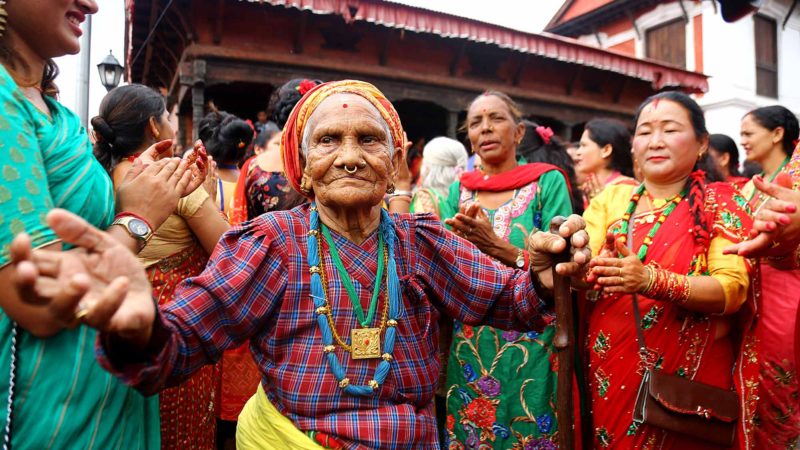 भाद्र शुक्ल तृतीयाका दिन मनाइने हरितालिका तीज पर्वका अवसरमा सोमवार काठमाडौँको पशुपतिनाथ मन्दिर परिसरमा ब्रतालुहरु नाचगान गर्दै । तीजको व्रत बस्ने भक्तजनले उमामहेश्वरका नामले समेत चिनिने शिव पार्वतीको पूजा आराधना गर्छन  । तस्वीर : रोशन सापकोटा, रासस