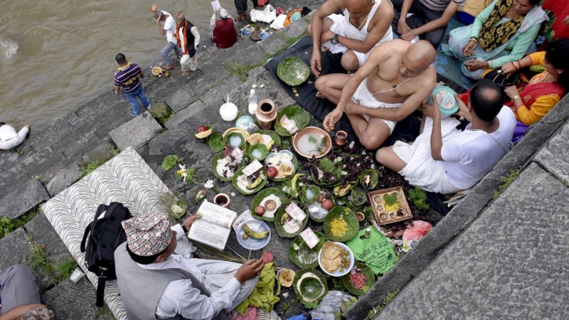 काठमाडौँको पशुपतिनाथस्थित बागमती नदी किनारमा सोह्र श्राद्धको पहिलो दिन शनिबार श्राद्ध गर्दै दिवङगतका आफन्तजन ।  आश्विन शुक्ल प्रतिपदासम्मका १६ तिथिमा दिवङगत पितृलाई तर्पण, सिदादान र पिण्डदान गरिन्छ ।   तस्वीर : रोशन सापकोटा