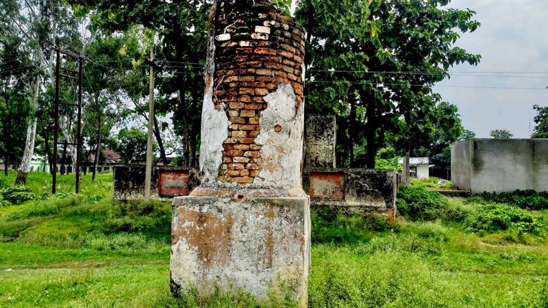 जीर्णहुँदै सिमास्तम्भ : कपिलवस्तु नेपाल भारत सिमाना दसगजा कृष्णनगरमा रहेको जीर्ण सिमास्तम्भ । मर्मत सम्भारको अभावमा सिमानामा रहेको सबै सिमास्तम्भ जीर्णहँुदै गएको छ । तस्वीरः सनिउल्ला धोबी