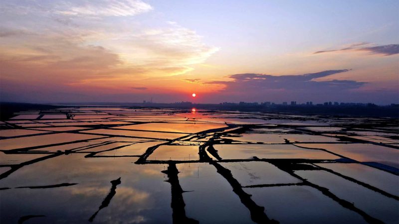  YUNCHENG -- Aerial photo taken on Sept. 23, 2019 shows the scenery of the salt lake in Yuncheng City, north China's Shanxi Province. Xinhua/RSS.