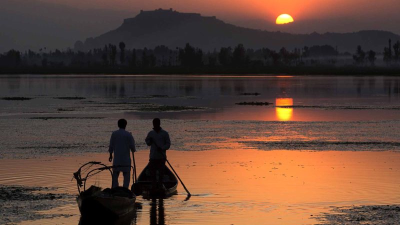  SRINAGAR -- Boatmen chat during sunset at Dal Lake in Srinagar city, the summer capital of Indian-controlled Kashmir, Sept.18, 2019. Xinhua/RSS.