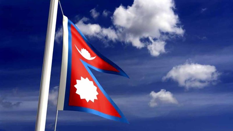 कुन आकारका झण्डा हातमा र कुुन आकारका झण्डा घरघरमा