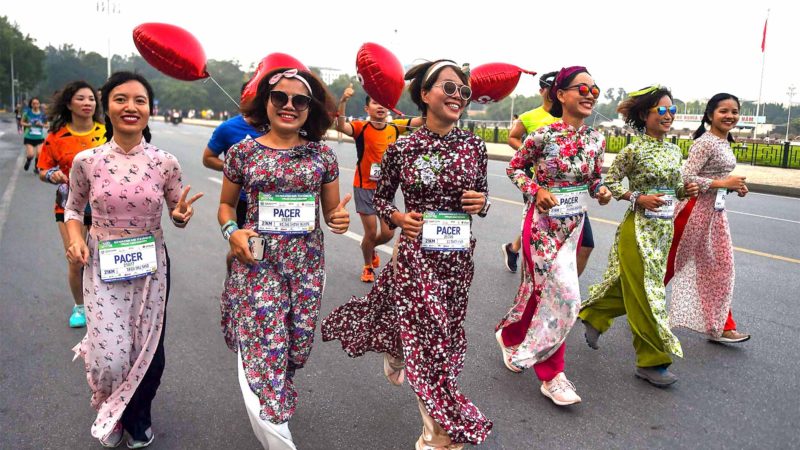 Vietnamese women wearing the traditional Ò Ao DaiÓ dress take part in the 2019 Hanoi marathon Heritage race in Hanoi on October 20, 2019. (Photo by Nhac NGUYEN / AFP)