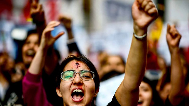 People take part in a demonstration against Chilean President in Buenos Aires, on October 21, 2019, as Chile is suffering from the worst outbreak of social unrest in decades. - Chile's death toll has risen to 11, authorities said on October 21, 2019, after four days of violent demonstrations and looting that saw President Sebastian Pinera claim the country was "at war." (Photo by RONALDO SCHEMIDT / AFP)