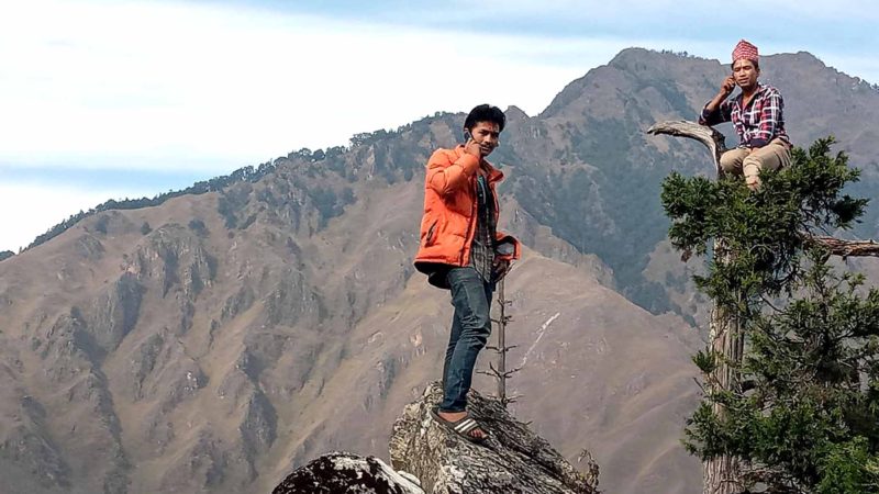रुख वा ढुँगामा चढेर मोबाइलमा कुरा गर्न बाध्यता टेलिफोनको टावरको समस्या भएपछि तल्लो डोल्पाको मुड्केचुला गाउँपालिका– ६ नर्कुका स्थानीयवासी आफन्तसँग कुरा गर्नका लागि दुई घण्टा उकालो हिँडेर कोट्ठाना लेकमा गई रुख वा ढुँगामा चढेर मोबाइलमा कुरा गर्दै । तस्वीरः हेमन्त केसी
