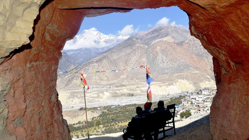 मुस्ताङको घरपझोङ गाउँपालिका–५ स्थित  गुफाबाट देखिएको धवलागिरी हिमाल र ठिनी गाउँ । ठिनी गाउँको शिरमा रहेको यो गुफा पर्यटकको आकर्षणको केन्द्र बनेको छ ।   तस्वीर : कमल खत्री