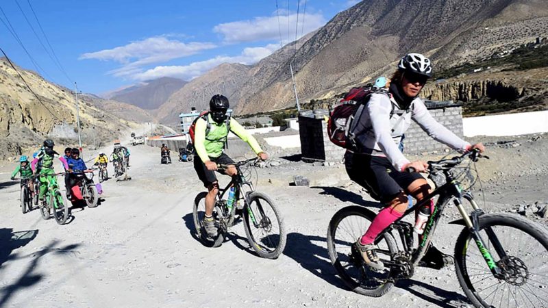 साइकल यात्राबाटै हिमालपारिको जिल्ला मुस्ताङ पुगेका पर्यटक । बेनी–जोमसोम कच्ची सडकमा साहसिक  साइक्लिङ यात्रा गर्दै मुस्ताङ जाने पर्यटकको संख्या पहिल्लो समय बढेको छ ।        तस्बिर : कमल खत्री