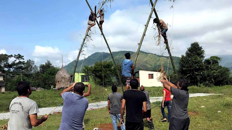 दमौलीको व्यास नगरपालिका–१२ कमलाबारीमा लिङगे पिङ हाल्दै स्थानीयवासी । दशैँ शुरु भएसँगै जिल्लाका ठाउँठाउँमा लिङगे पिङको रौनक बढेको छ । तस्वीर : कृष्ण न्यौपाने