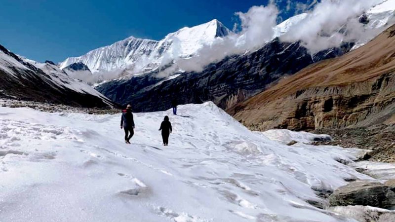 म्याग्दीको धवलागिरि गाउँपालिका–४ मुदीमा अवस्थित धवलागिरि हिमालको आधार शिविर क्षेत्रमा पुगेका पर्यटक ।  यतिबेला आधार शिविर क्षेत्रमा बाह्य र आन्तरिक पर्यटकको चहलपहल बढेको छ । तस्बिर : कमल खत्री