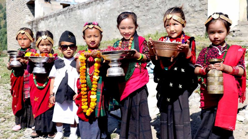 मनाङ नासों गाउँपालिका–८ ताचै होमस्टेमा आन्तरिक पर्यटकको  स्वागतार्थमा बसेका बालबालिका । तस्बिरः नवीन लामिछाने