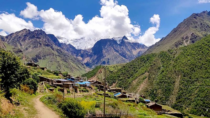 विकटको उज्यालो गाउँ दार्चुला, १४ असोज (रासस): दार्चुलाको अन्तिम गाउँ व्यासको तिङ्करमा एक दशकदेखि लघुजलविद्युतमार्फत विजुली बत्ती बलेपछि गाउँ उज्यालो भएको छ  । १२ किलोवाट विजुलीबाट पूरै ६५ घरधुरी र सडक बत्तीले गाउँनै उज्यालो बनेको छ । तस्वीर : नरेन्द्रसिह कार्की