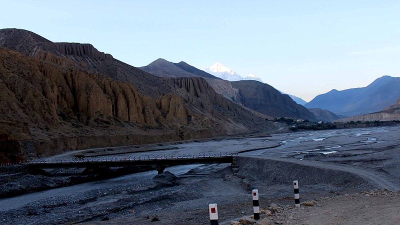 चिनको सिमाना कोरला नाका जोड्ने बेनी–जोमसोम–कोरला सडक अन्तर्गत मुस्ताङको छुसाङ र चैलेको सिमानामा पर्ने कालीगण्डकी नदीमाथि पुल निर्माण भएपछि उपल्लो मुस्ताङमा यातायात सञ्चालन भएको छ । तस्वीर निरज