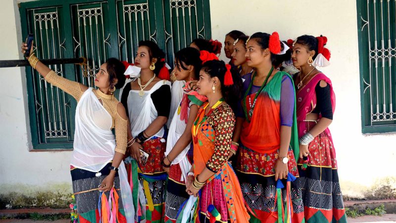 नेपालीहरूको महान चाडपर्व विजयादशमी तथा शुभ दीपावलीको अवसरमा कैलालीको गौरिगंगा नगरपालिकाले आयोजना गरेको शुभकामना आदान प्रदान कार्यक्रममा सहभागी  हुन आएका परम्परागत पोसाकमा सजिएका थारु किशोरी । तस्वीर: प्रकाश