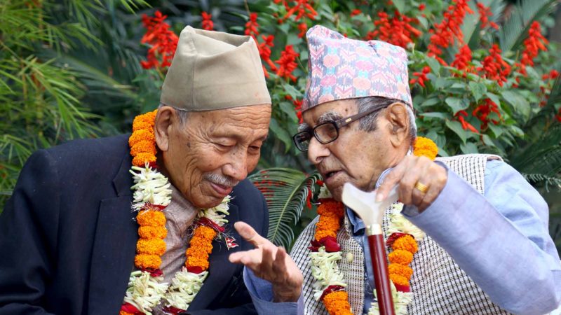 काठमाडौँमा बिहीबार आयोजित मदन -शिला स्रष्टा सम्मान कार्यक्रममा राष्ट्रकवि माधवप्रसाद घिमिरे र संस्कृतिविद् सत्यमोहन जोशी एकापसमा कुरा गर्दै ।  तस्बिरः प्रदीपराज वन्त