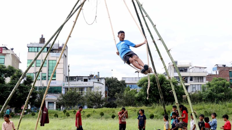 काठमाडौँ, १५ असोज (रासस) : नक्सालस्थित नारायण चौरमा बुधबार पिÂङ लेखेर रमाउदै स्थानीय । तस्वीर : रत्न श्रेष्ठ ।